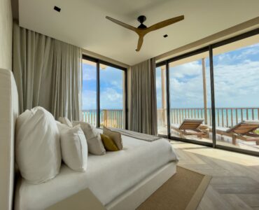 apartamentos de lujo en playa del carmen vista al mar desde la recámara