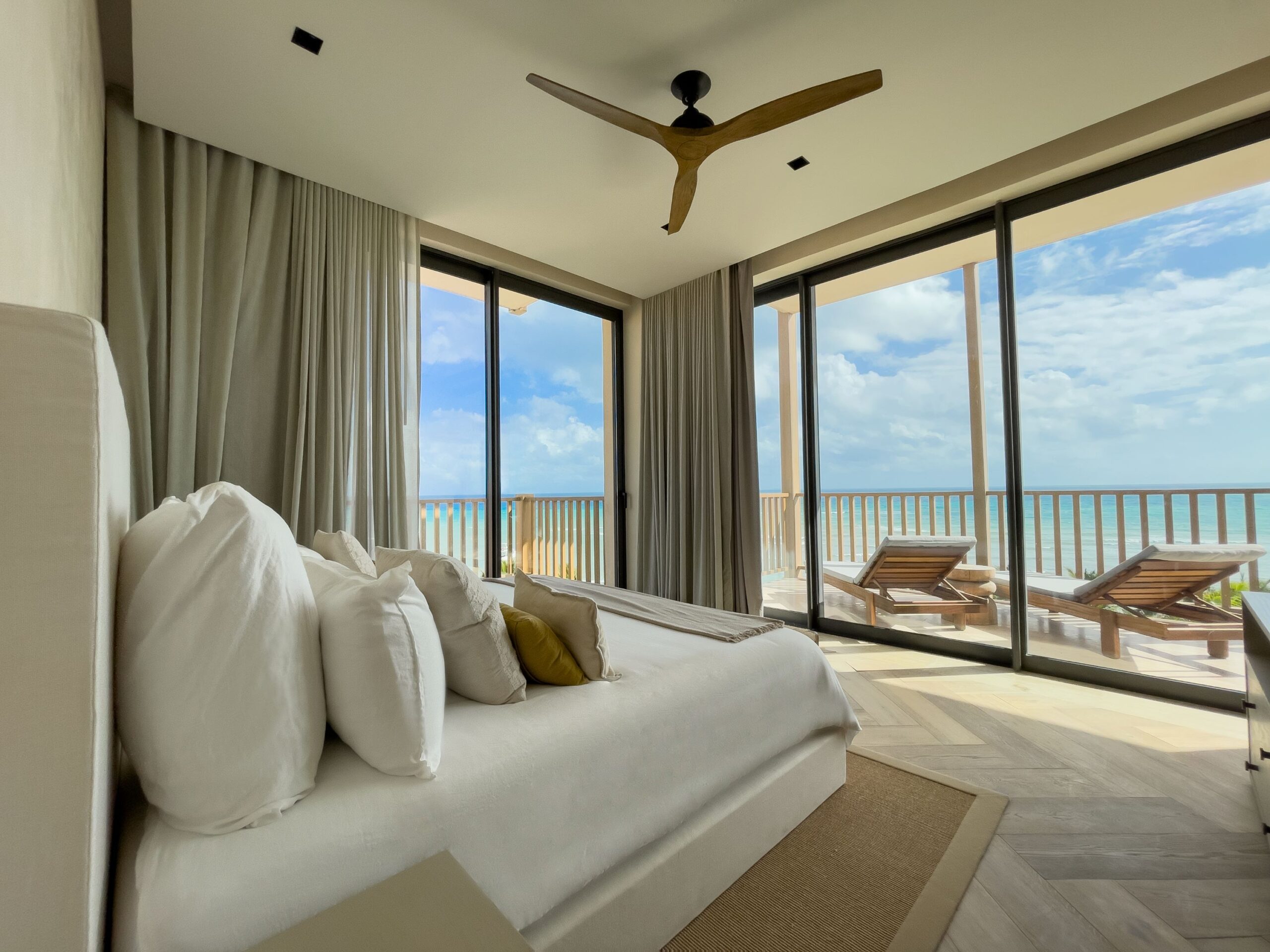 apartamentos de lujo en playa del carmen vista al mar desde la recámara