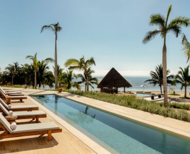 apartamentos de lujo en playa del carmen vista al mar piscina con vista y reposeras