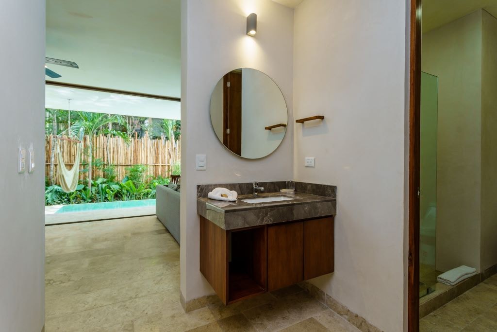 j tulum bienes raices bajo cielo baño y sala