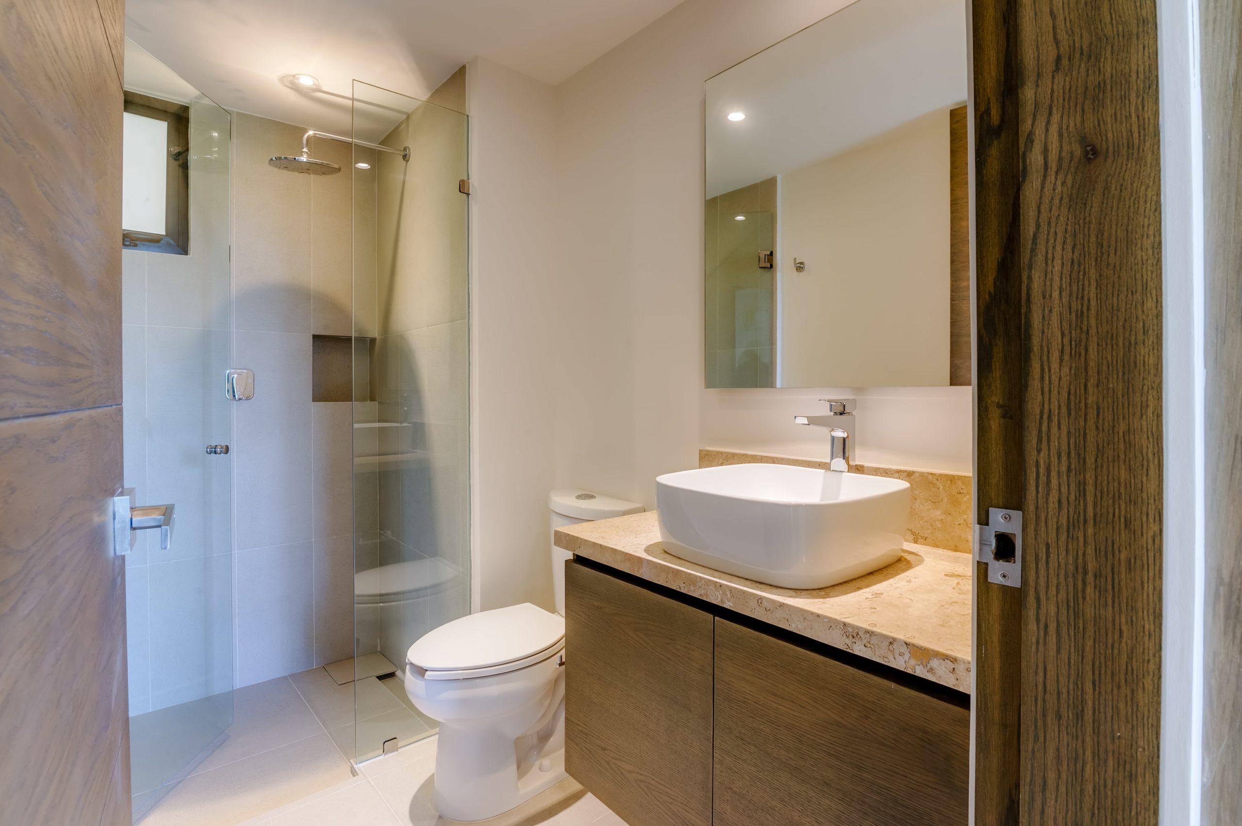 akumal condos zamira penthouse baño con ducha