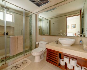 h apartamentos en venta en tulum puerta zama natura baño y cabina de ducha