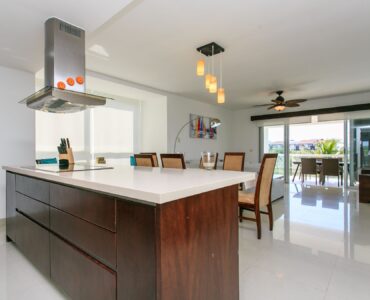 exclusivo departamento de 2 habitaciones en venta en mareazul playa del carmen cocina con barra