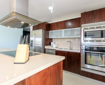 exclusivo departamento de 2 habitaciones en venta en mareazul playa del carmen cocina con estufa y campana