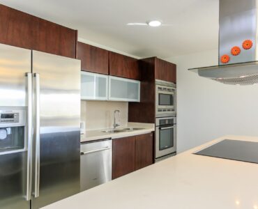 exclusivo departamento de 2 habitaciones en venta en mareazul playa del carmen cocina con refrigerador y horno