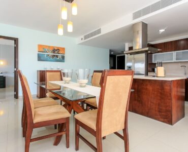 exclusivo departamento de 2 habitaciones en venta en mareazul playa del carmen comedor con mesa y barra