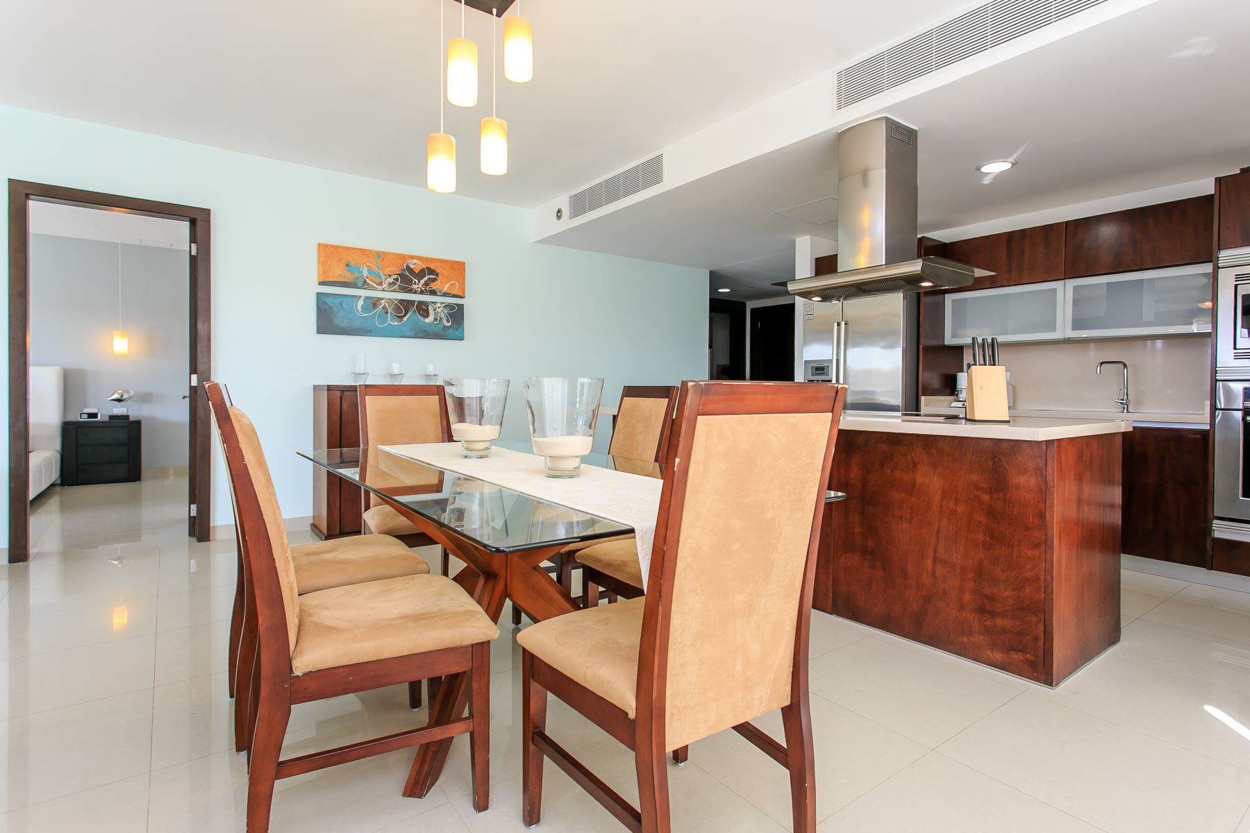 exclusivo departamento de 2 habitaciones en venta en mareazul playa del carmen comedor con mesa y barra