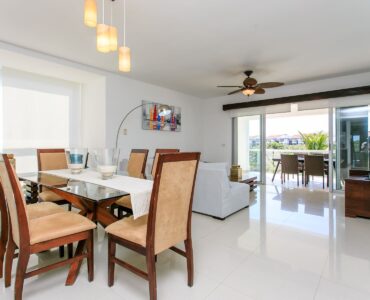 exclusivo departamento de 2 habitaciones en venta en mareazul playa del carmen comedor con terraza