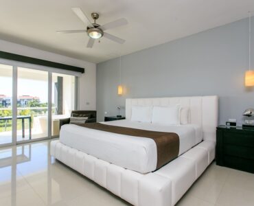 exclusivo departamento de 2 habitaciones en venta en mareazul playa del carmen habitacion principal con terraza