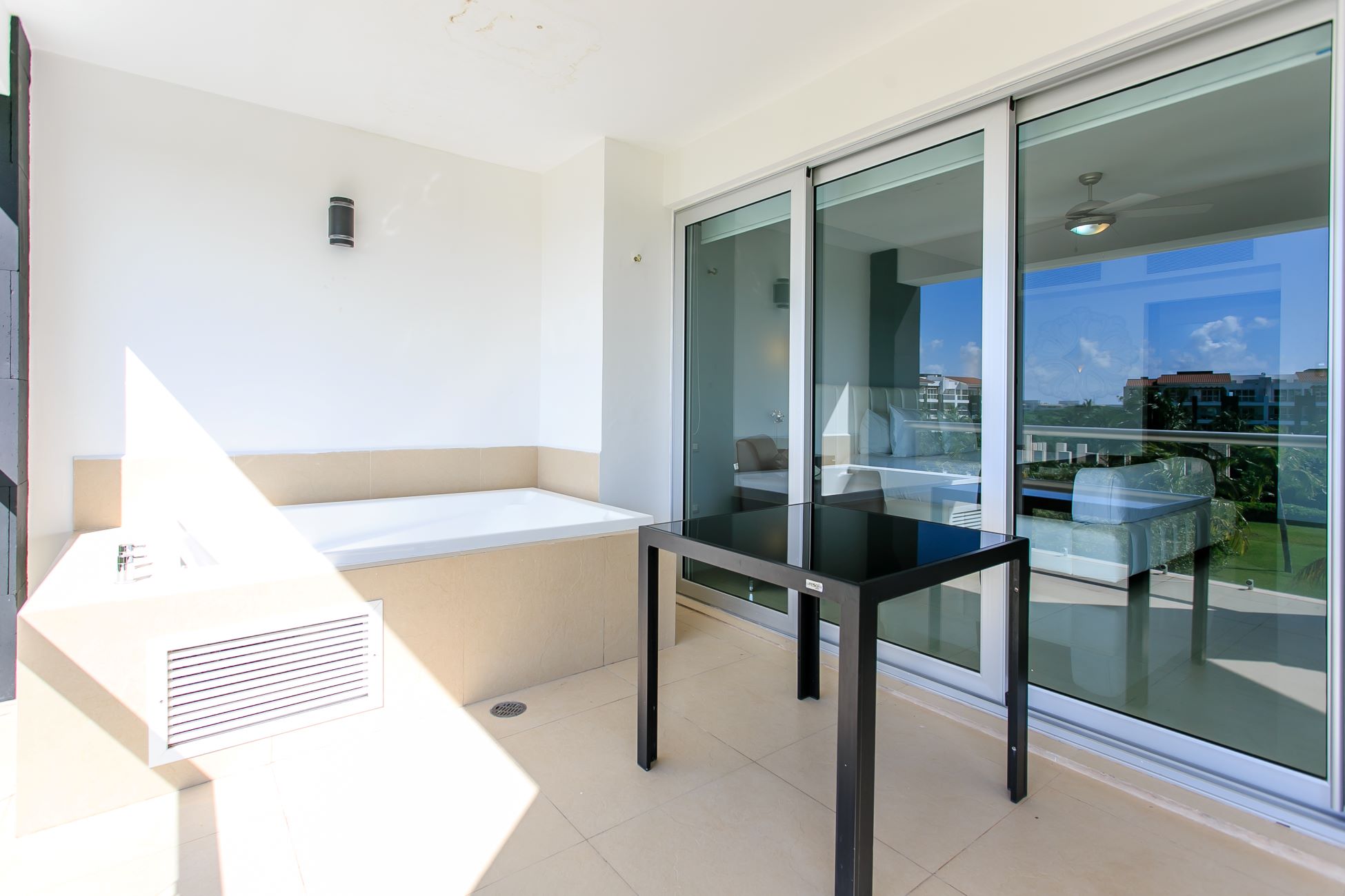 exclusivo departamento de 2 habitaciones en venta en mareazul playa del carmen jacuzzi en terraza