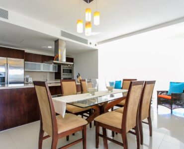 exclusivo departamento de 2 habitaciones en venta en mareazul playa del carmen mesa del comedor con cocina