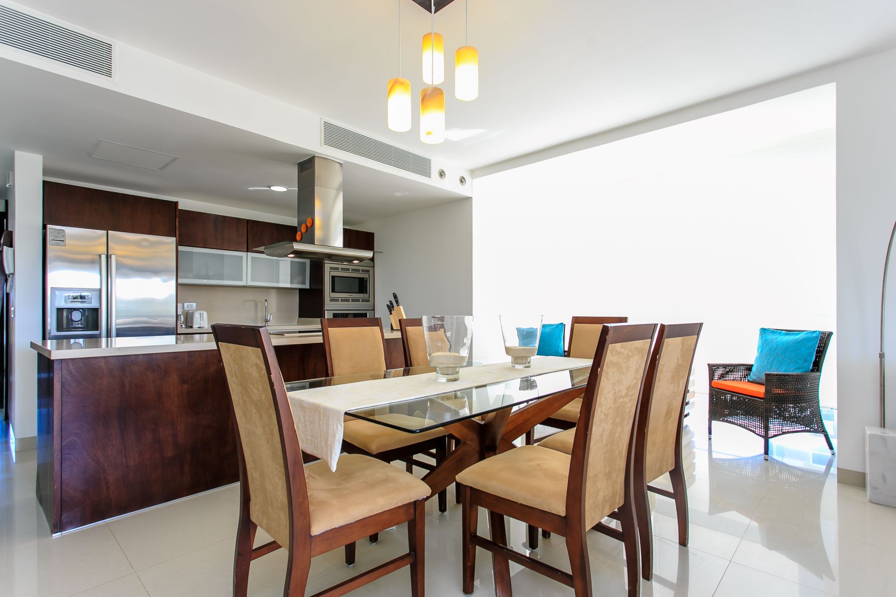 exclusivo departamento de 2 habitaciones en venta en mareazul playa del carmen mesa del comedor con cocina