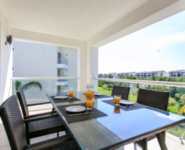 exclusivo departamento de 2 habitaciones en venta en mareazul playa del carmen mesa en terraza con vista al jardin