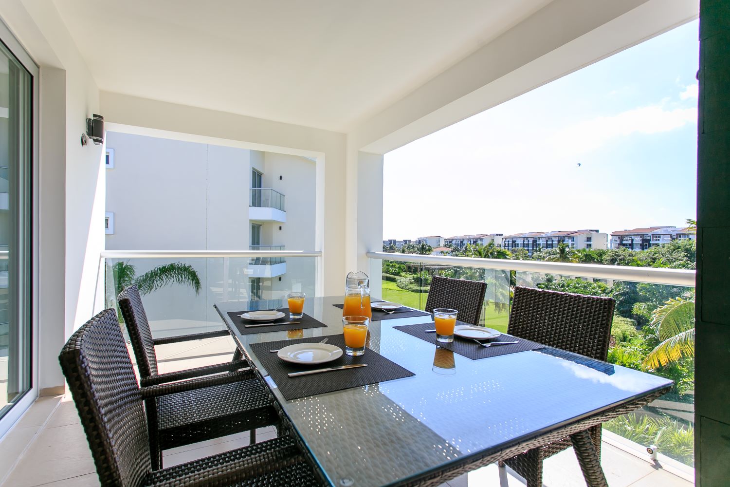 exclusivo departamento de 2 habitaciones en venta en mareazul playa del carmen mesa en terraza con vista al jardin