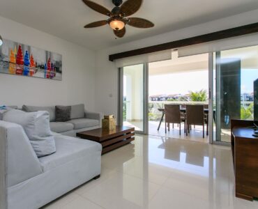 exclusivo departamento de 2 habitaciones en venta en mareazul playa del carmen sala con tv y terraza