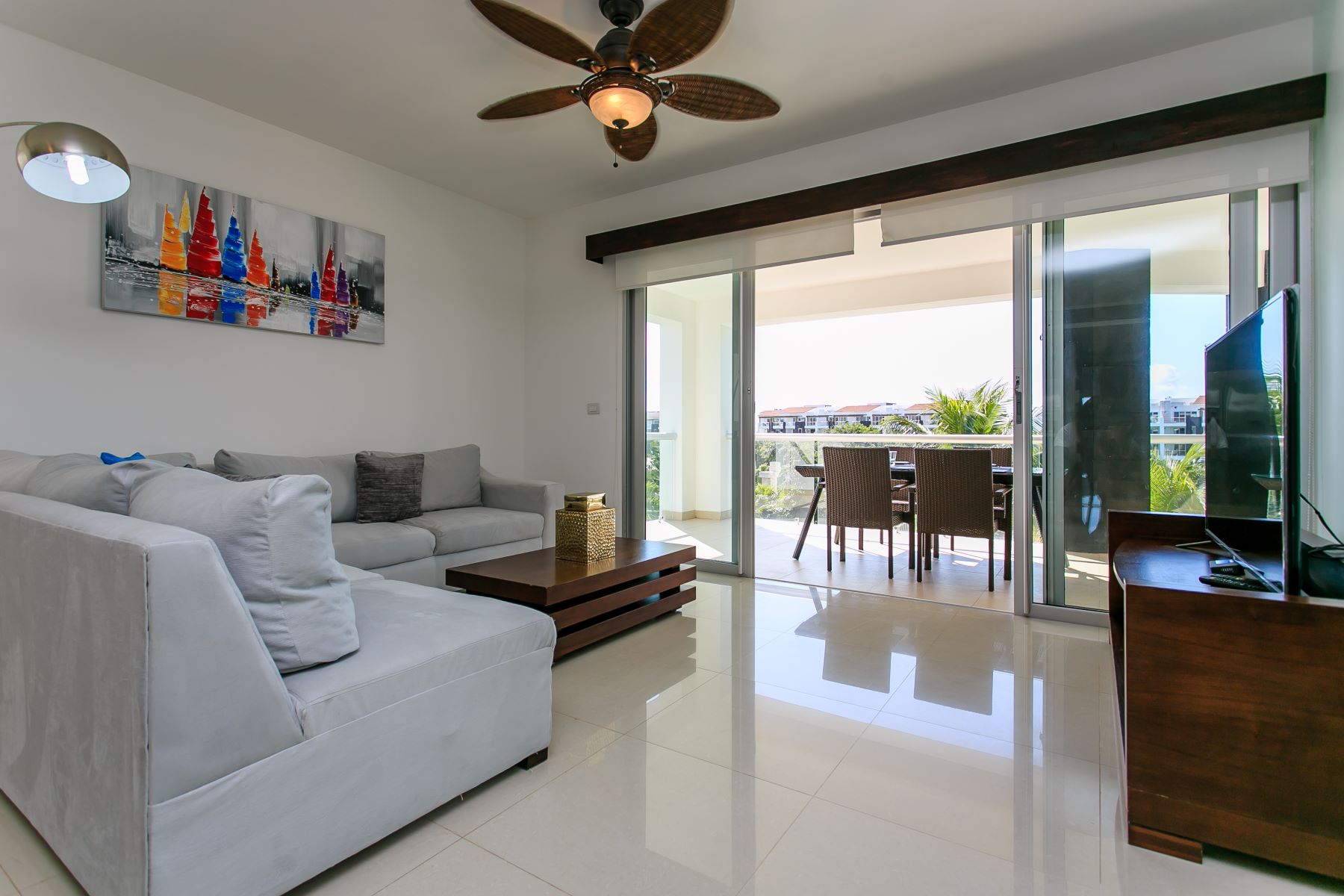 exclusivo departamento de 2 habitaciones en venta en mareazul playa del carmen sala con tv y terraza