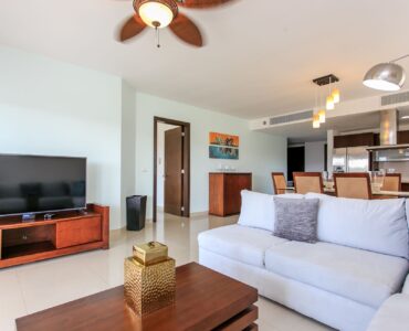 exclusivo departamento de 2 habitaciones en venta en mareazul playa del carmen sala de tv con comedor