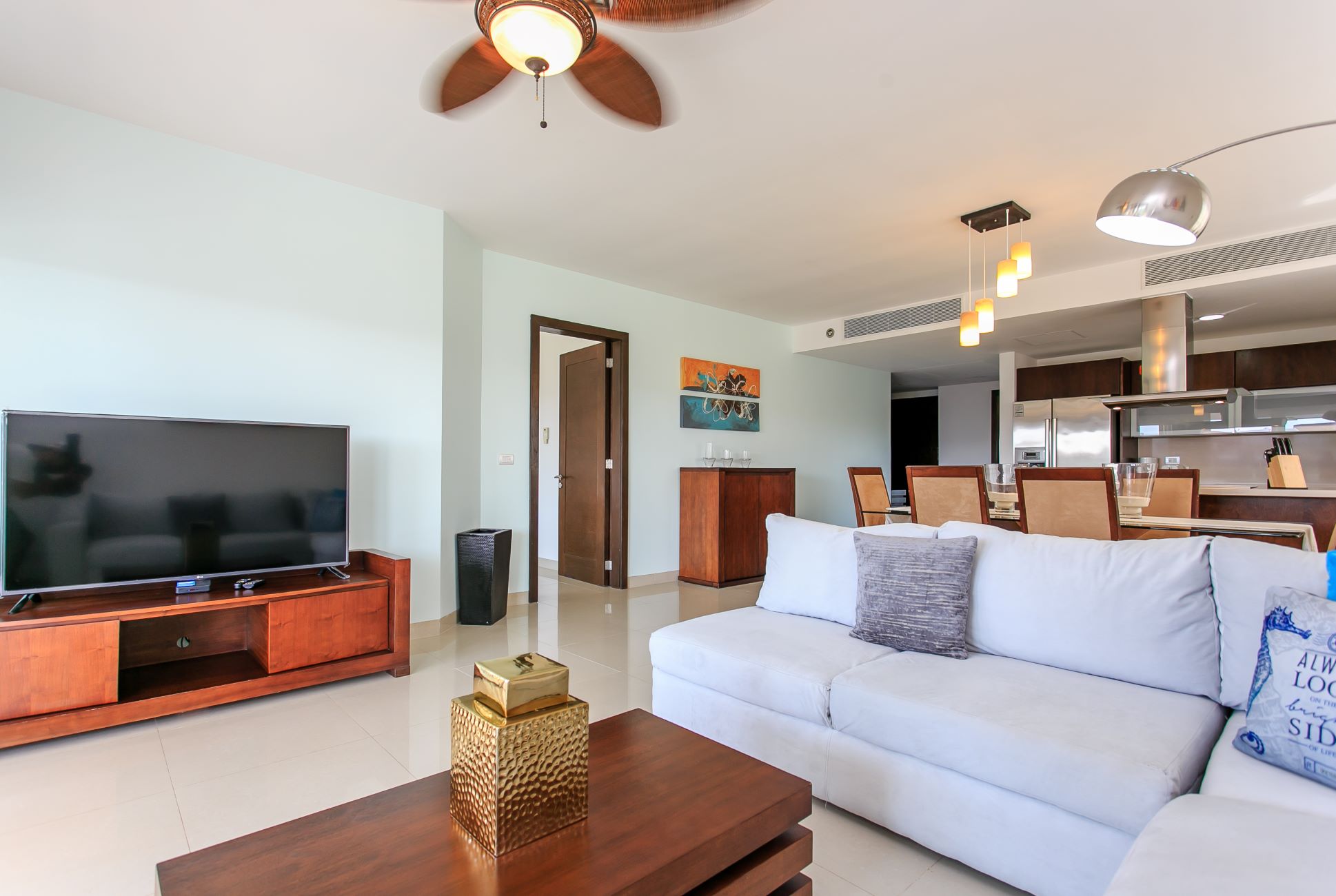 exclusivo departamento de 2 habitaciones en venta en mareazul playa del carmen sala de tv con comedor