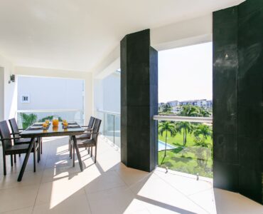 exclusivo departamento de 2 habitaciones en venta en mareazul playa del carmen terraza amplia con mesa y jacuzzi