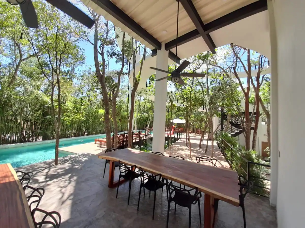 townhouse de 4 recamaras en venta en tulum mun alberca con mesas