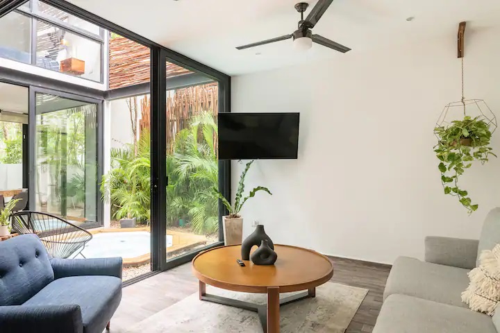 townhouse de 4 recamaras en venta en tulum mun sala con tv