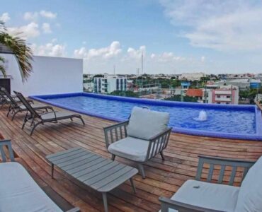 estudio en playa del carmen icono 303 piscina 2 con sala lounge y camastros