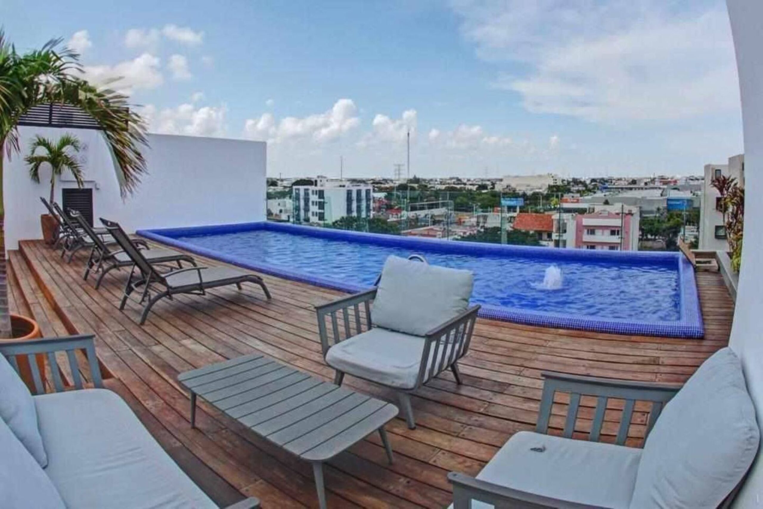 estudio en playa del carmen icono 303 piscina 2 con sala lounge y camastros