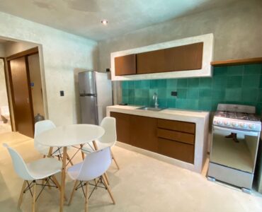 departamento en planta baja en la veleta tulum sukha 112 cocina con mesa