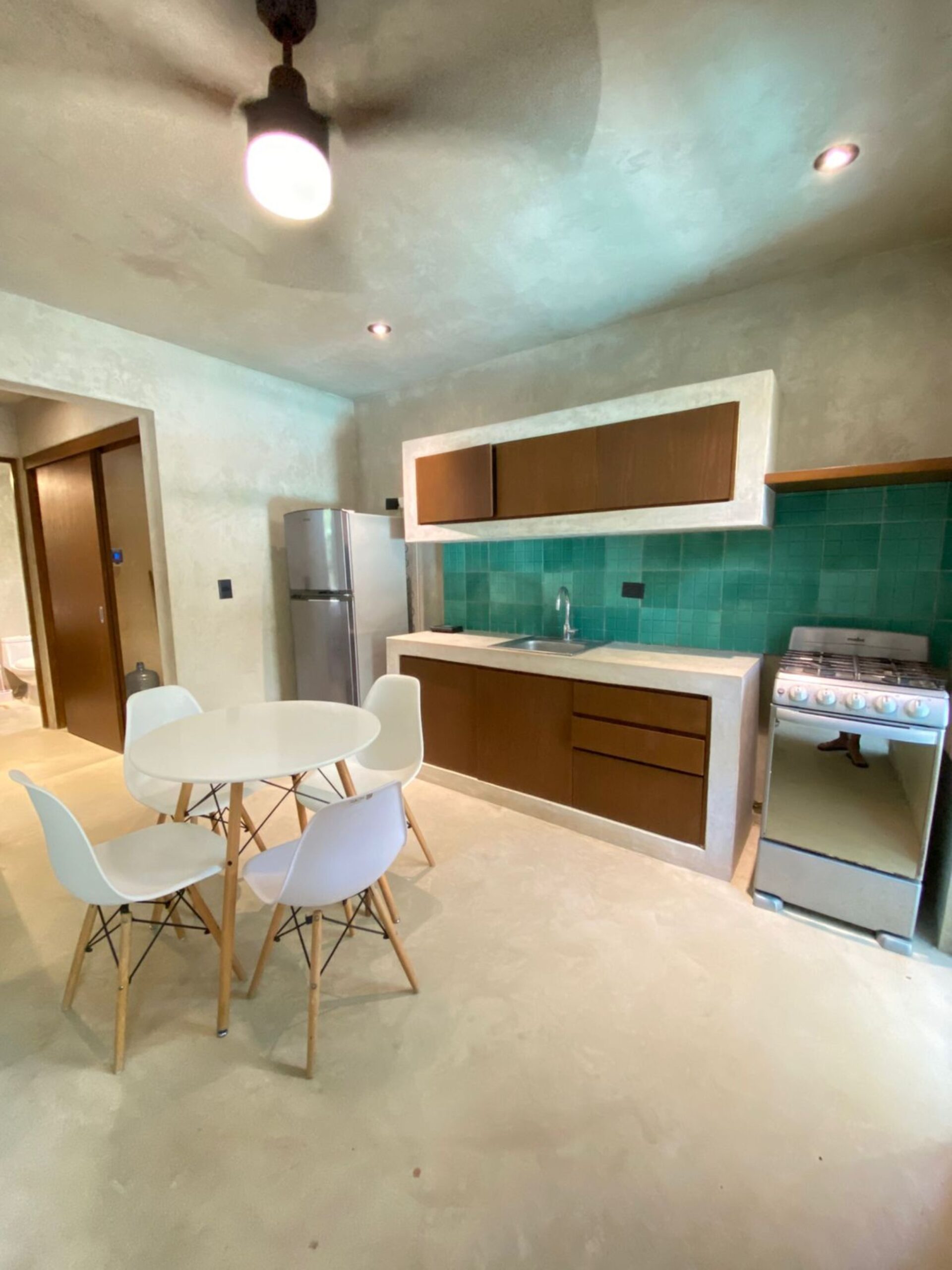 departamento en planta baja en la veleta tulum sukha 112 cocina con mesa