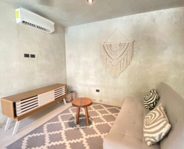 departamento en planta baja en la veleta tulum sukha 112 sala con aire acondicionado