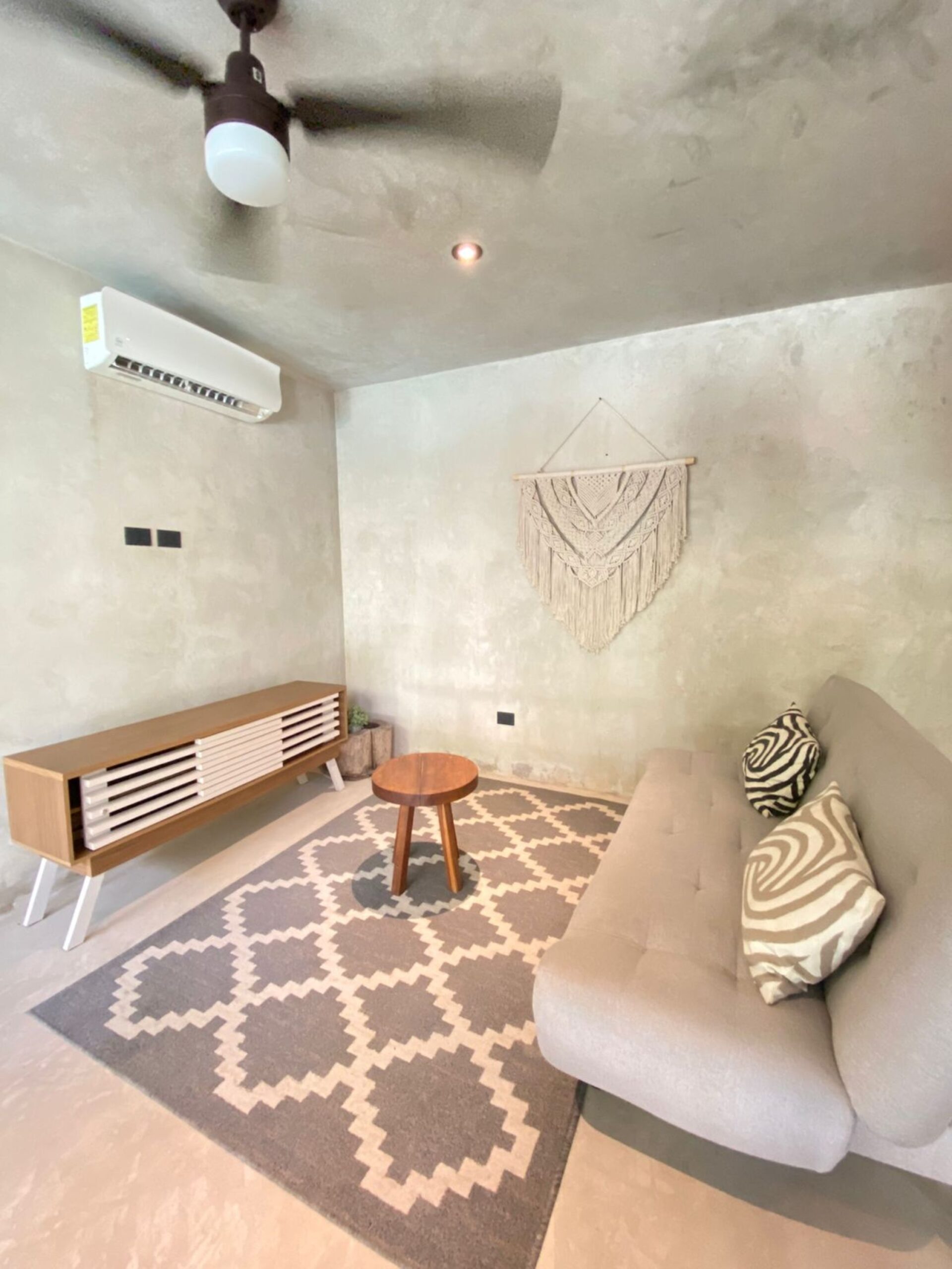 departamento en planta baja en la veleta tulum sukha 112 sala con aire acondicionado
