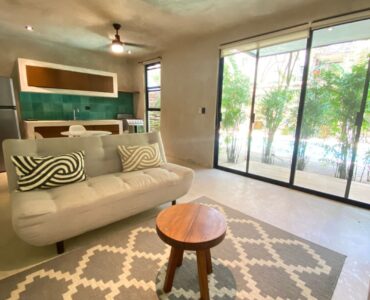 departamento en planta baja en la veleta tulum sukha 112 sala con puertas para salir a la piscina