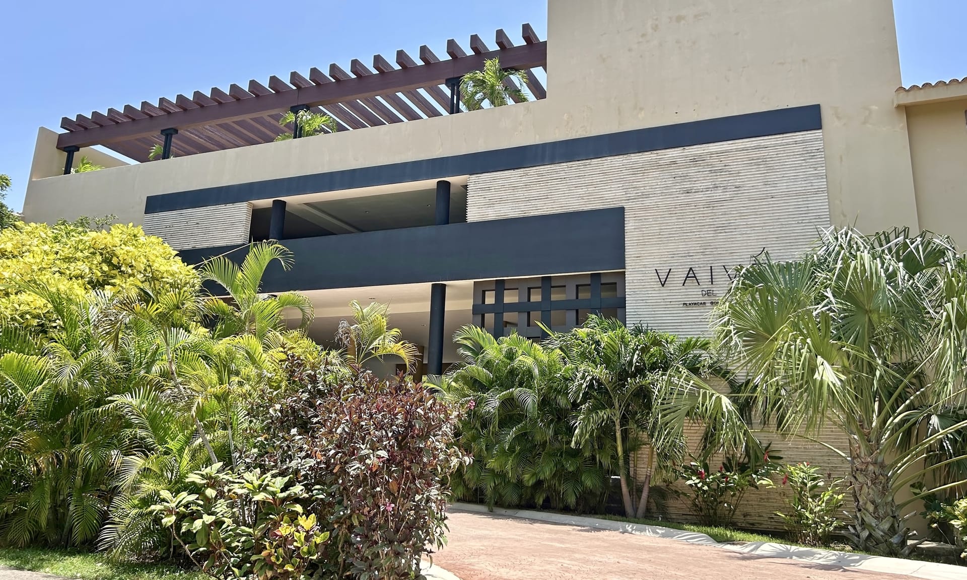 condo for sale in playacar vaiven del viento acceso principal al condominio