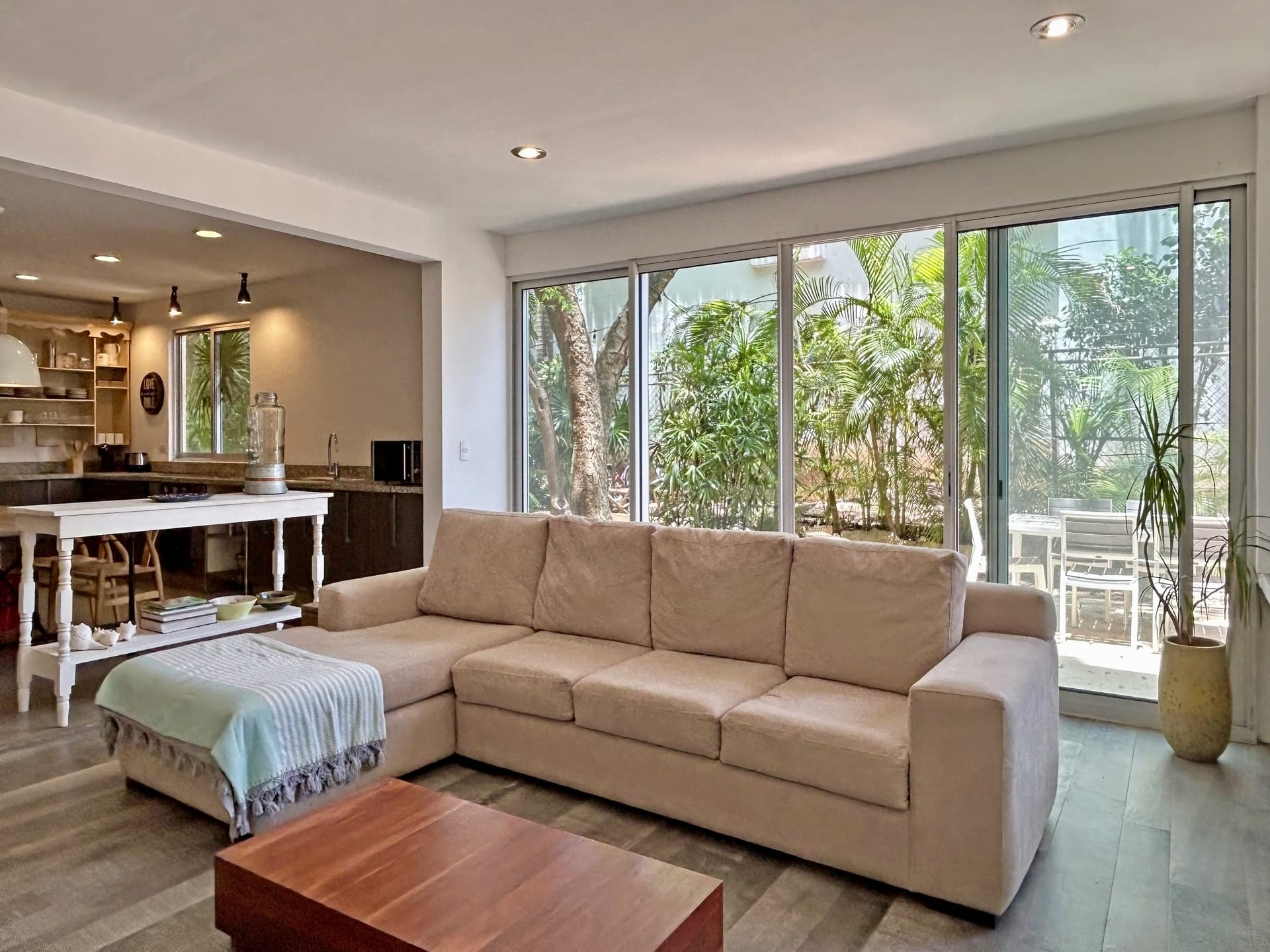 condo for sale in playacar vaiven del viento family estancia viendo hacia la terraza exterior