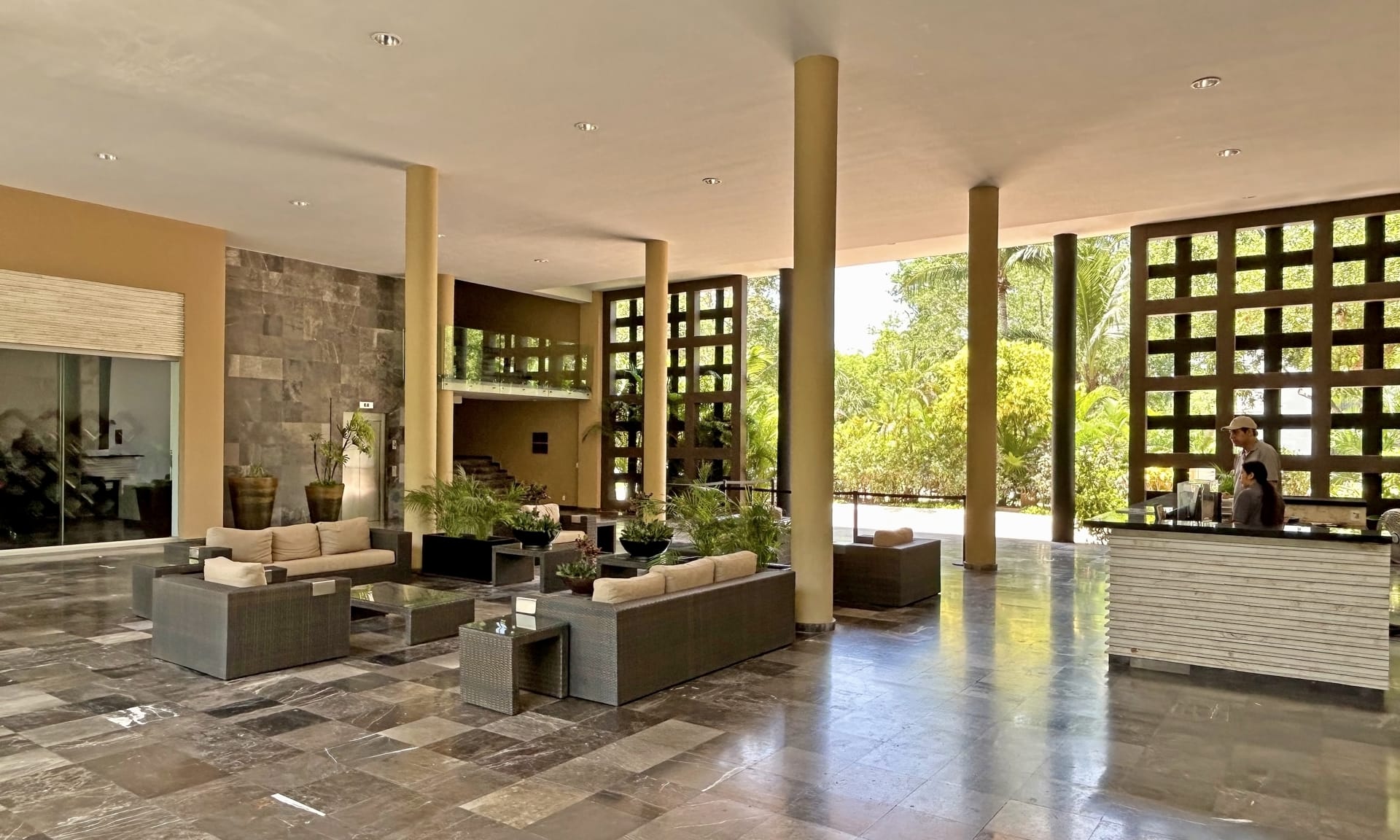 condo for sale in playacar vaiven del viento lobby con recepcion y vigilancia 24 7