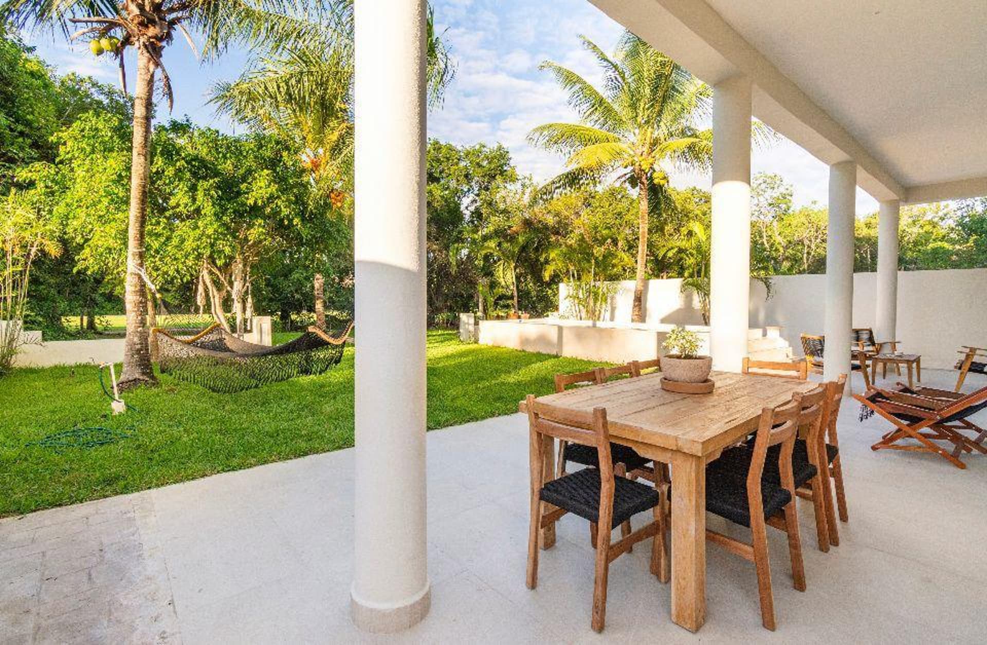 villa for sale in puerto aventuras villa miloba terrace table