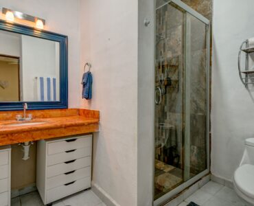 j apartment for sale in playacar gaviotas bathroom and shower