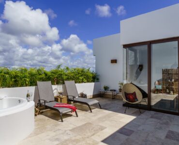 penthouse departamento de 1 habitacion en omara boca zama aldea zama tulum terraza rooftop con jacuzzi y camastros