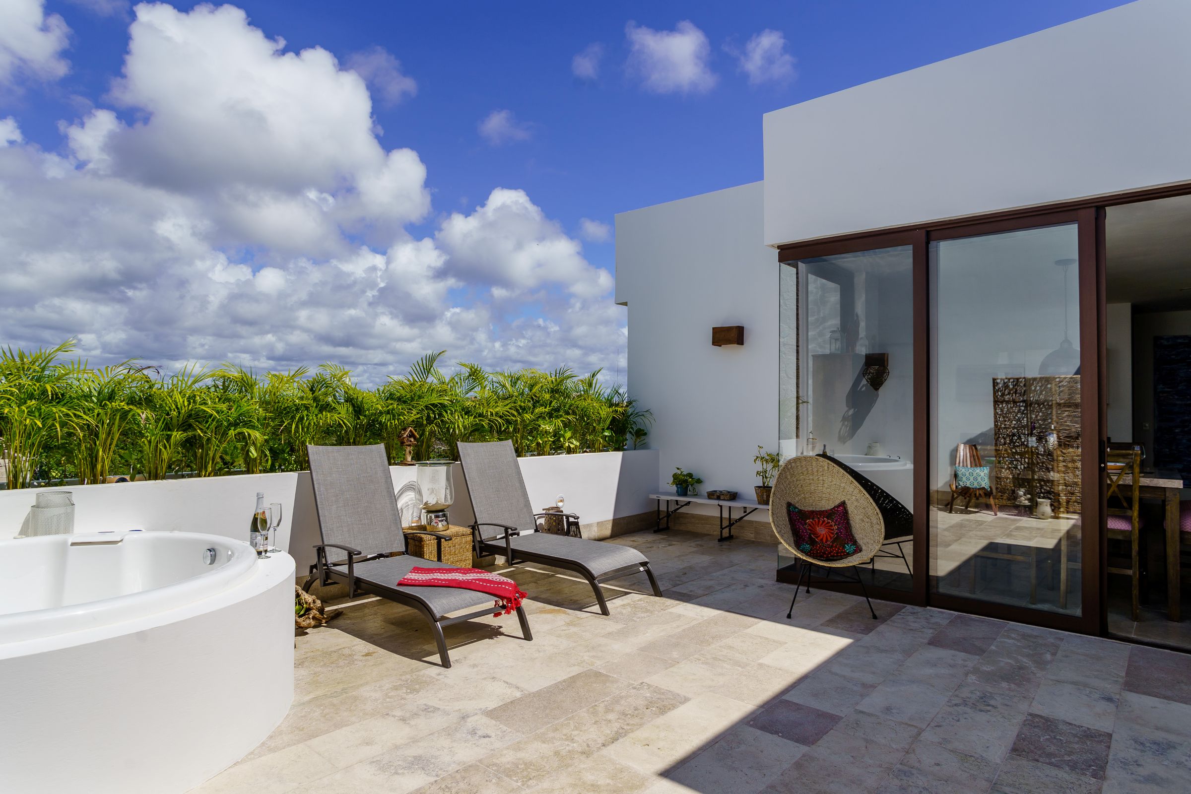 penthouse departamento de 1 habitacion en omara boca zama aldea zama tulum terraza rooftop con jacuzzi y camastros