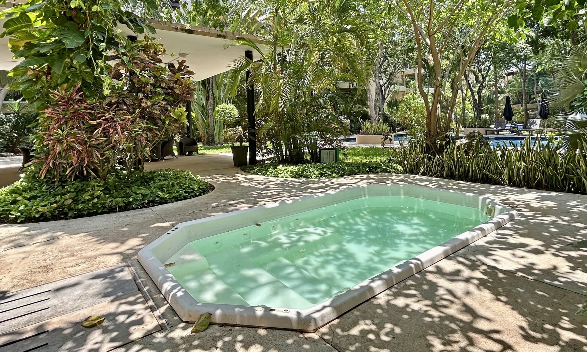 condo for sale in playacar vaiven del viento jacuzzi exterior